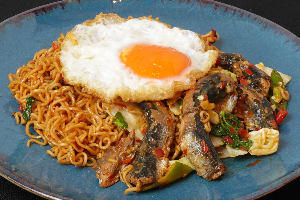 มาม่าผัดปลากระป๋องกัปตันเรือ ไข่ดาว