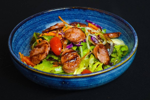 สลัดซีซาร์กับเบคอนรมควันกรอบ / Caesar Salad with Crispy Smoked Bacon