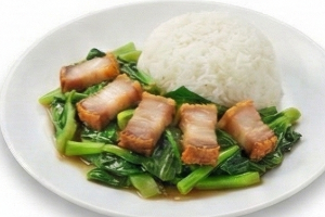 ข้าวคะนะหมูกรอบ