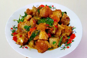 กระเพาหมูกรอบ