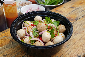 ยำลูกชิ้นหมู