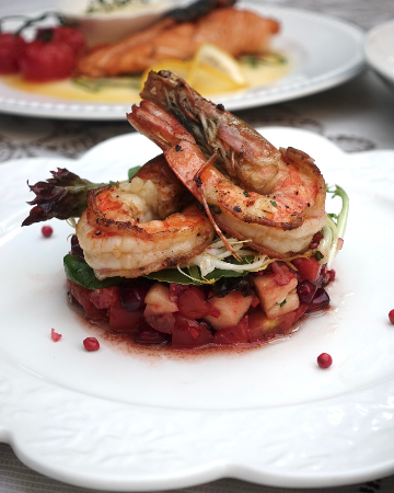 Salsa salad with shrimps