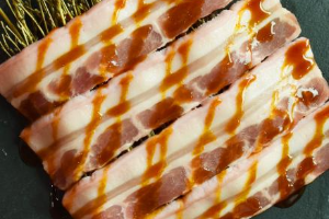 สามชั้นเกาหลีราดซอส BBQ เสิร์ฟชิ้นหนา1ชิ้น