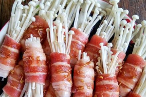 สามชั้นพันเห็ดเข็มทอง
