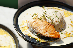 ข้าวไข่ข้นครีมคาโบนาร่าแซลม่อน