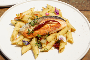 สปาเก็ตตี้ผัดพริกแห้งแซลม่อน