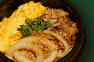 ข้าวผัดกระเทียมหม้อดินปลาหมึก