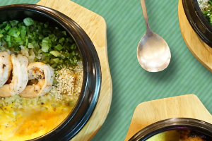 ข้าวผัดกระเทียมหม้อดินกุ้ง