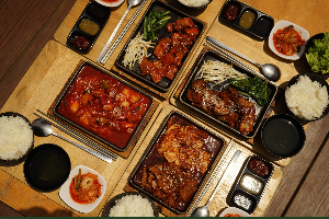 Set หมูสามชั้นผัดกิมจิและข้าว