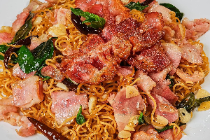 มาม่าผัด - ผัดมาม่าเบคอน     Fried Noodle