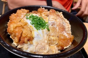 ข้าวหน้าไก่ทอดสไตล์ญี่ปุ่น