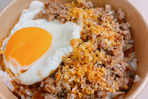 ข้าวหมูสับกระเทียมพริกไทยไข่ดาว