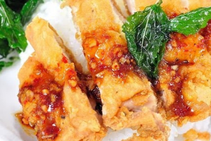 ข้าวมันไก่ทอดซอสกะเพรา