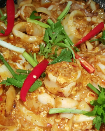 หมึกผัดผงกระหรี่  (กับข้าว)