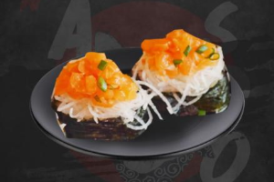 ข้าวห่อสาหร่ายหน้าแซลมอนสับ (4 คำ:ชุด)