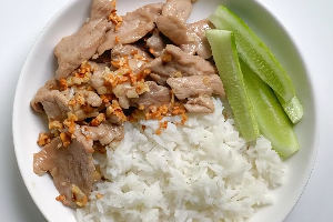 ข้าวหมูกระเทียมพริกไทย