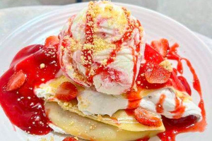 เครปเย็นไอศรีมนมสตอเบอร์รี่ครัมเบิล