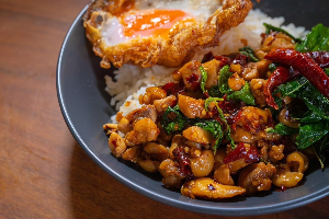 กระเพราไก่ชิ้น