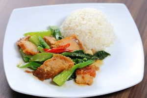 ข้าวราดผัดคะน้า (Khao Pad Khana)