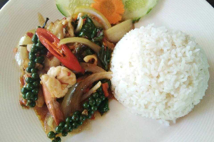 ผัดขี้เมาราดข้าว (Phat Khi Mao Rat Khao)
