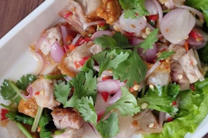 ยำหมูกรอบ