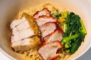 บะหมี่หมูแดงหมูกรอบ	មីលឿងសាច់ជ្រូកក្រហមពីរមុខ	Yellow Noodle with Crispy and BBQ Red Pork