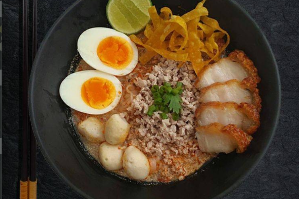 ก๋วยเตี๋ยวต้มยำหมูกรอบ	គុយទាវតុំយ៉ាំសាច់ជ្រូកបីជាន់បំពង	Tomyum Noodle with Crispy Pork Belly 