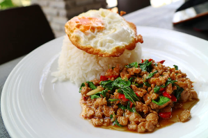 ข้าวราดผัดกะเพราหมูไข่ดาว	បាយ​ឆាម្រះព្រៅសាច់ជ្រូកស៊ុត​ចៀន	Rice with Stir Fried Basil with Pork and Fried Egg