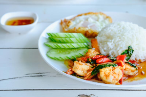 ข้าวราดผัดกะเพรากุ้งไข่ดาว	បាយ​ឆាម្រះព្រៅបង្គា  ស៊ុត​ចៀន	Rice with Stir Fried Basil with  Shrimp and Fried Egg