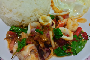 ข้าวราดผัดกะเพราทะเลไข่ดาว	បាយ​ឆាម្រះព្រៅគ្រឿងសមុទ្រស៊ុត​ចៀន	Rice with Stir Fried Basil with Seafood and Fried Egg