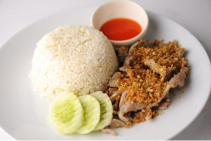 ข้าวราดหมูกระเทียม	បាយ​សាច់ជ្រូកឆាខ្ទឹមស	Rice with Stir Fried Garlic Pork