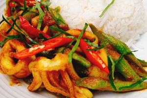ข้าวผัดพริกแกงปลาหมึก 	បាយ​មឹកឆាម្សៅការីក្រហម	Rice with Stir Fried Red Curry Paste Squid