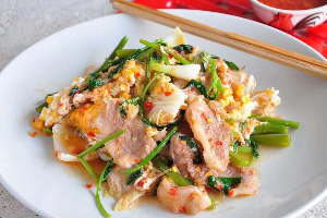 สุกี้แห้งหมู 	ស៊ូគីគោកសាច់ជ្រូក	Stir-Fried Sukiyaki  with Pork