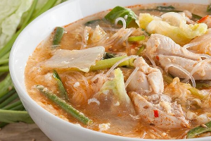 สุกี้น้ำไก่	ស៊ូគីស៊ុបសាច់មាន់	Sukiyaki Soup with Chicken