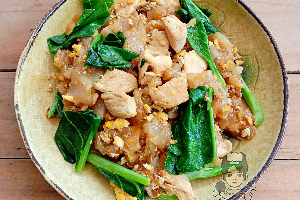 ผัดซีอิ๊วไก่ 	គុយទាវឆាស៊ីអ៊ីវសាច់​មាន់	Stir Fried Rice Noodles with Soy Sauce and Chicken
