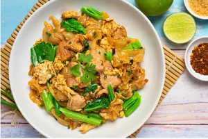 ผัดซีอิ๊วหมู 	គុយទាវឆាស៊ីអ៊ីវសាច់ជ្រូក	Stir Fried Rice Noodles with Soy Sauce and Pork