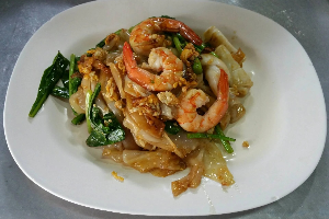 ผัดซีอิ๊วทะเล 	គុយទាវឆាស៊ីអ៊ីវគ្រឿងសមុទ្រ	Stir Fried Rice Noodles with Soy Sauce and Seafood