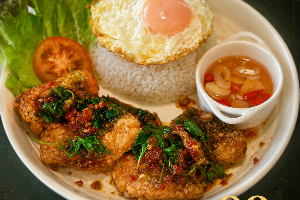 ข้าวกะเพราปลาไข่ดาว