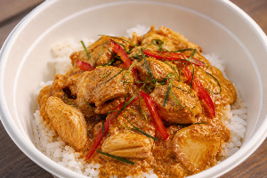 พะแนงไก่ราดข้าว